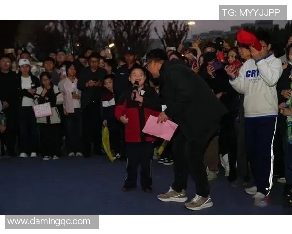 足球巨星暖心宠粉现场互动瞬间引发全场热烈欢呼